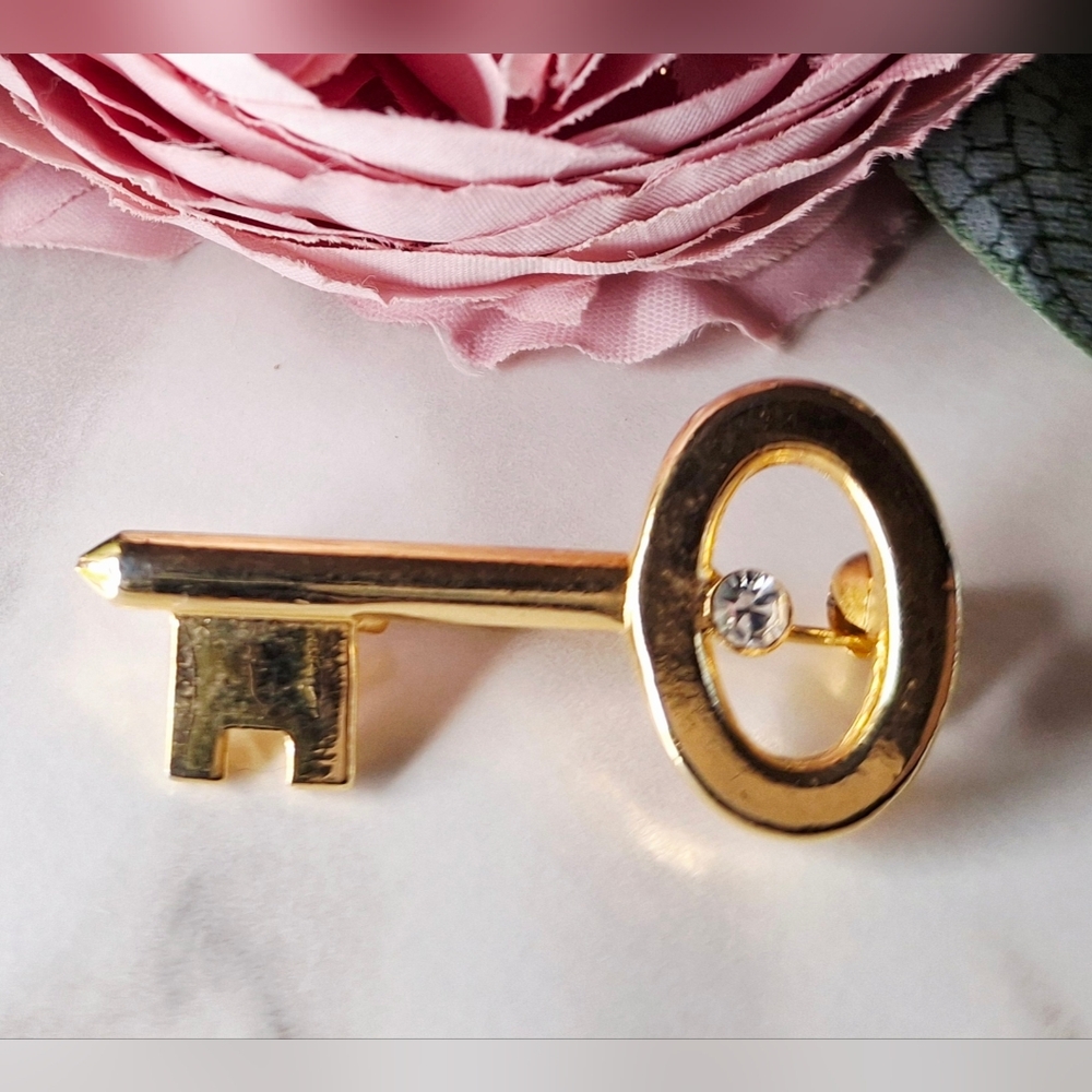 Vintage 80s ✨️🔑Golden Key Pin/Brooch